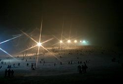 Der Hauptskihang unter Flutlicht - Skifahren der besonderen Art!