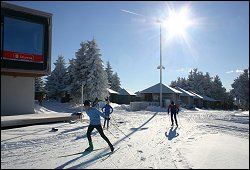 Training im Skiareal von Kurort Oberwiesenthal, im Hintergrund die Jurten, welche unter anderem als Mannschaftslager dienen!