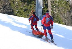 Zwei Kameraden der Bergwacht bei der Bergung eines Verletzten im Steilst�ck unter der Fichtelberg-Schwebebahn!