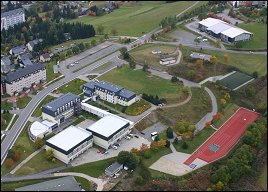 Landkreis-Gymnasium mit Wohnheim und Sportanlagen