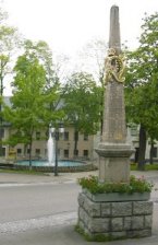 Die Post-Distanzs�ule auf dem Marktplatz