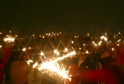 Ein Lichtermeer aus Fackeln taucht den Skihang in eine unvergleichliche Stimmung!